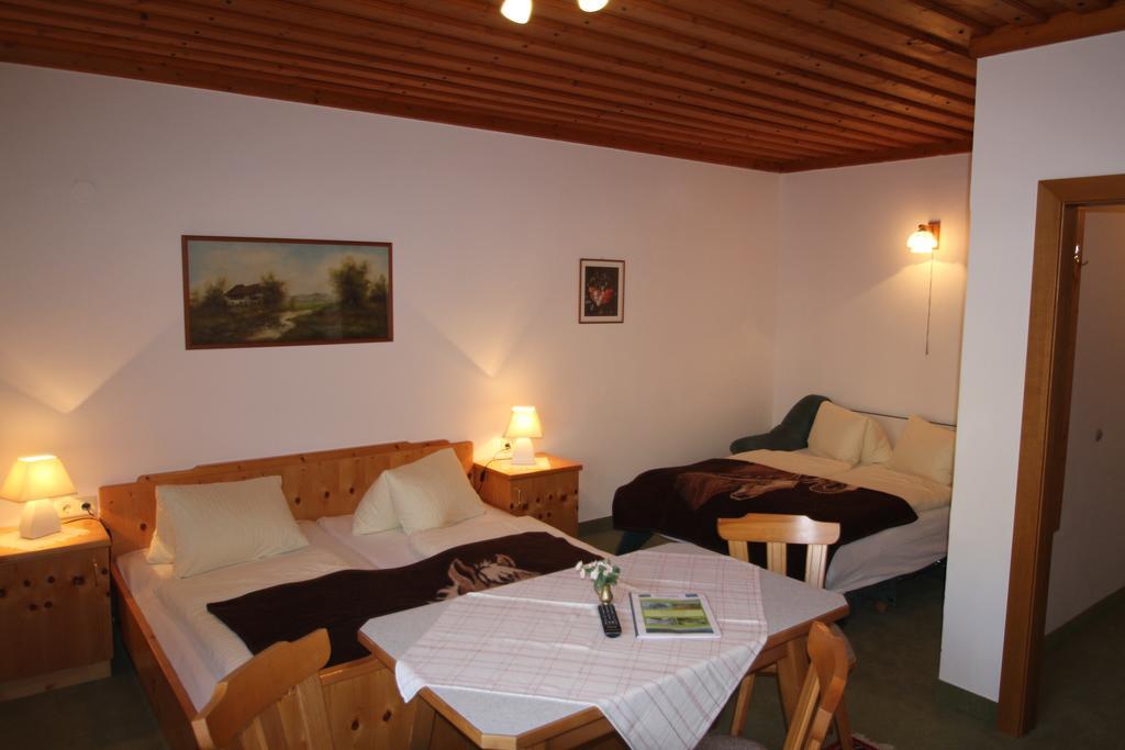 Pension Hubertushof Beim Roemerbad บาด ไคลน์เคิร์ชไฮม์ ภายนอก รูปภาพ